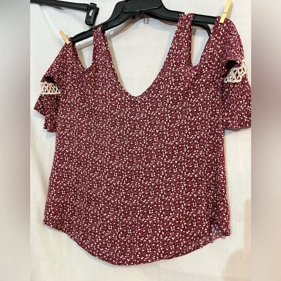 MOSSIMO COLD SHOULDER TOP EUC - Picture 4 of 7